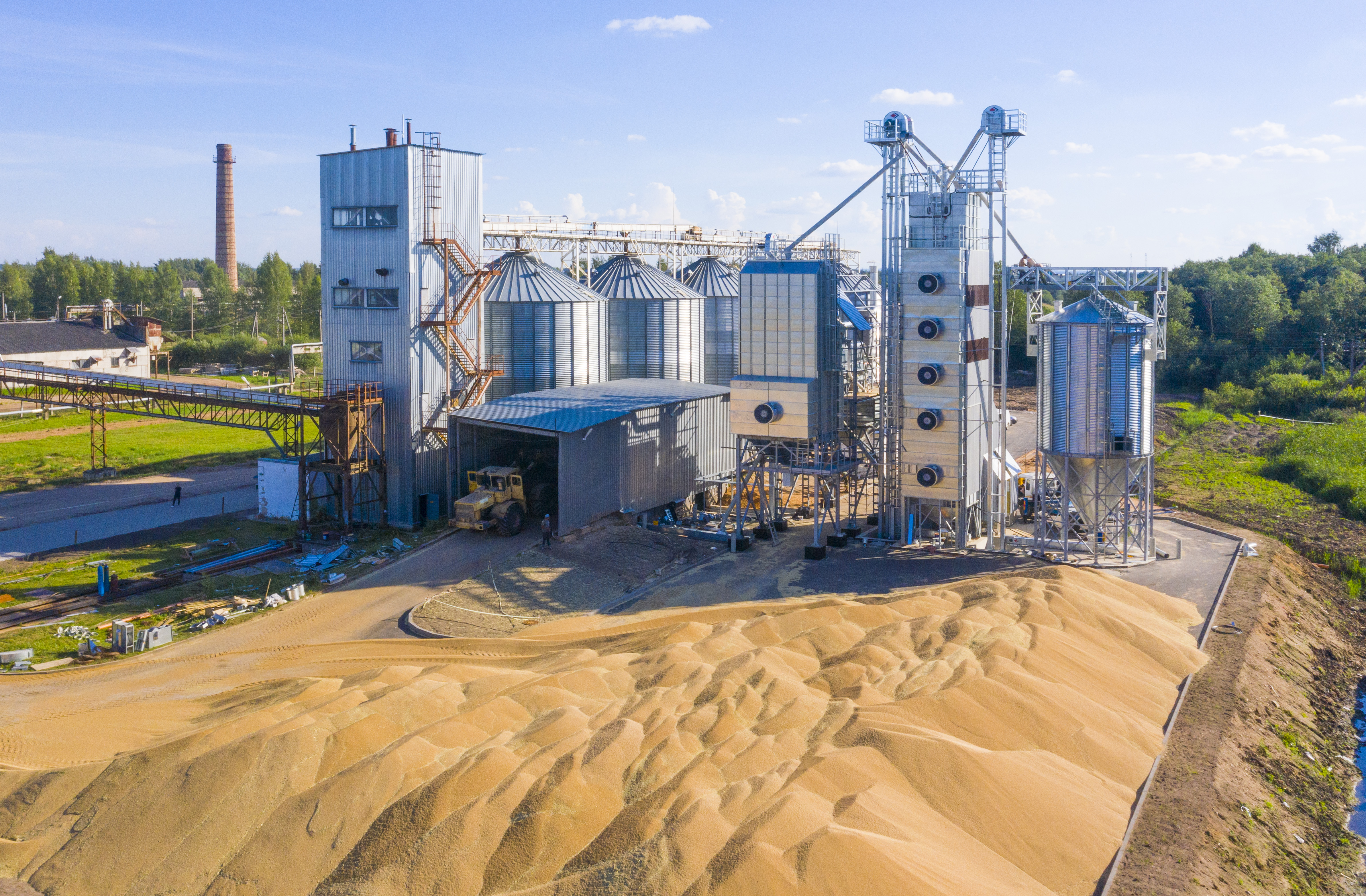  ООО "ПсковАгроИнвест" на территории участка "Шелонский" построили новую зерносушилку.